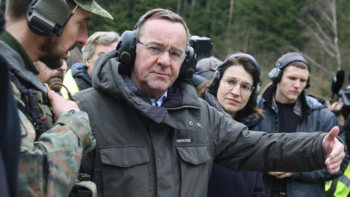 El ministro de Defensa alemán, Boris Pistorius durante su visita al cuartel militar de Grenzland, Oberviechtach, Alemania.