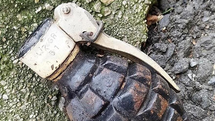 La Policía halla una granada de mano en una carretera en Cambre