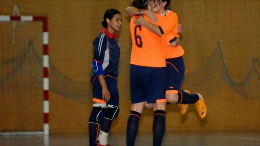 Dos jugadoras del Viaxes Amarelle celebran un gol ante el Valdetires Ferrol. / juan varela