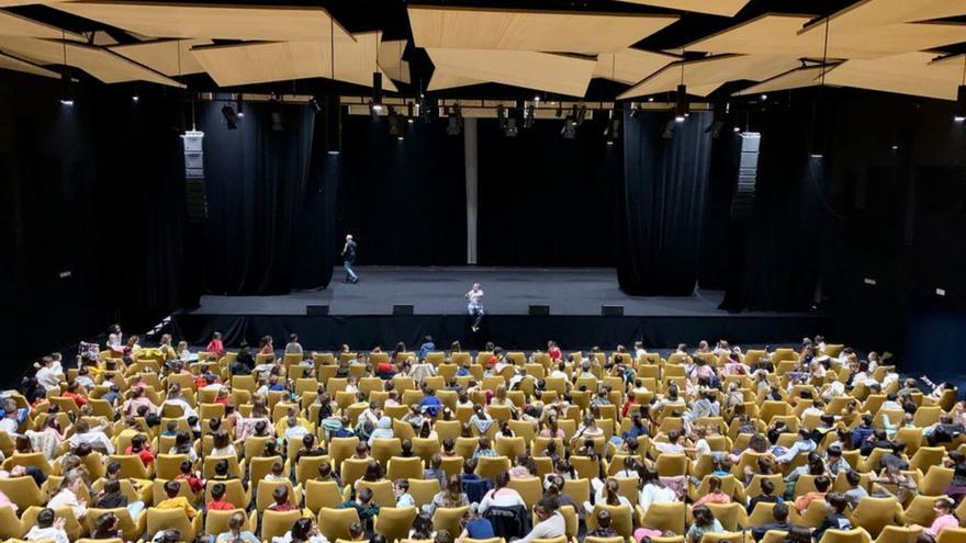 Los alumnos de cuatro centros de Primaria de O Grove en la presentación.