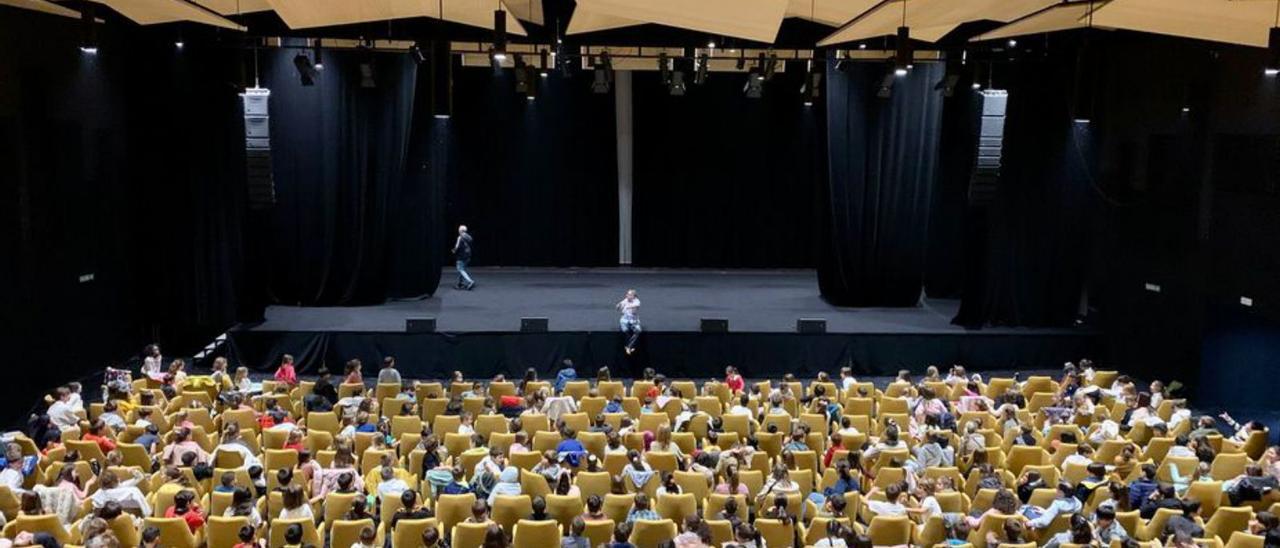 Los alumnos de cuatro centros de Primaria de O Grove en la presentación.