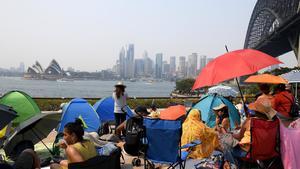 Sydney (Australia), 31/12/2019.- People claim early harbourside positions at Kirribilli ahead of the New Year’s Eve fireworks display in Sydney, Australia, 31 December 2019. (Incendio) EFE/EPA/MICK TSIKAS AUSTRALIA AND NEW ZEALAND OUT