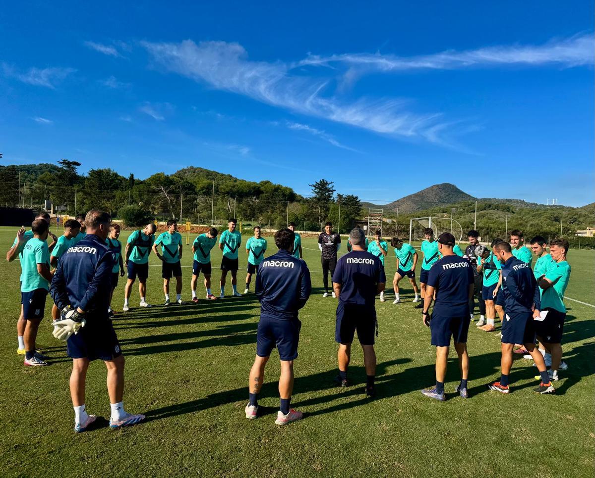 La plantilla del FC Cartagena reunida en el entrenamiento de ayer