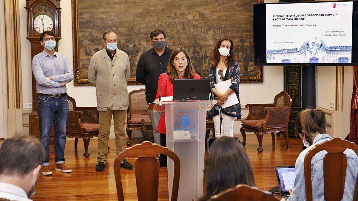 Inés Rey, con miembros del Instituto Cornide y la edil Yoya Neira.