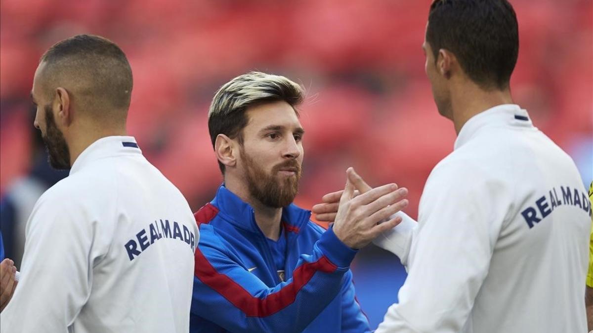 Leo Messi y Cristiano Ronaldo se saludan, en el Camp Nou
