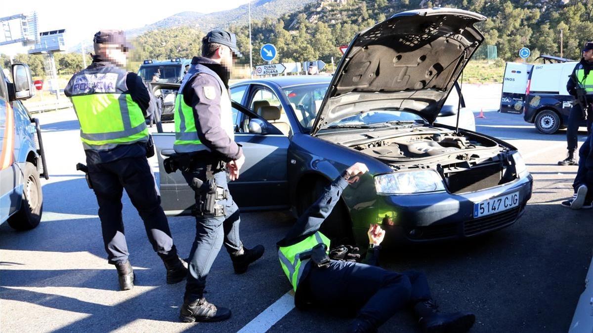 Efectivos de la Policía Nacional registran en La Jonquera a los vehículos que provienen de Francia.
