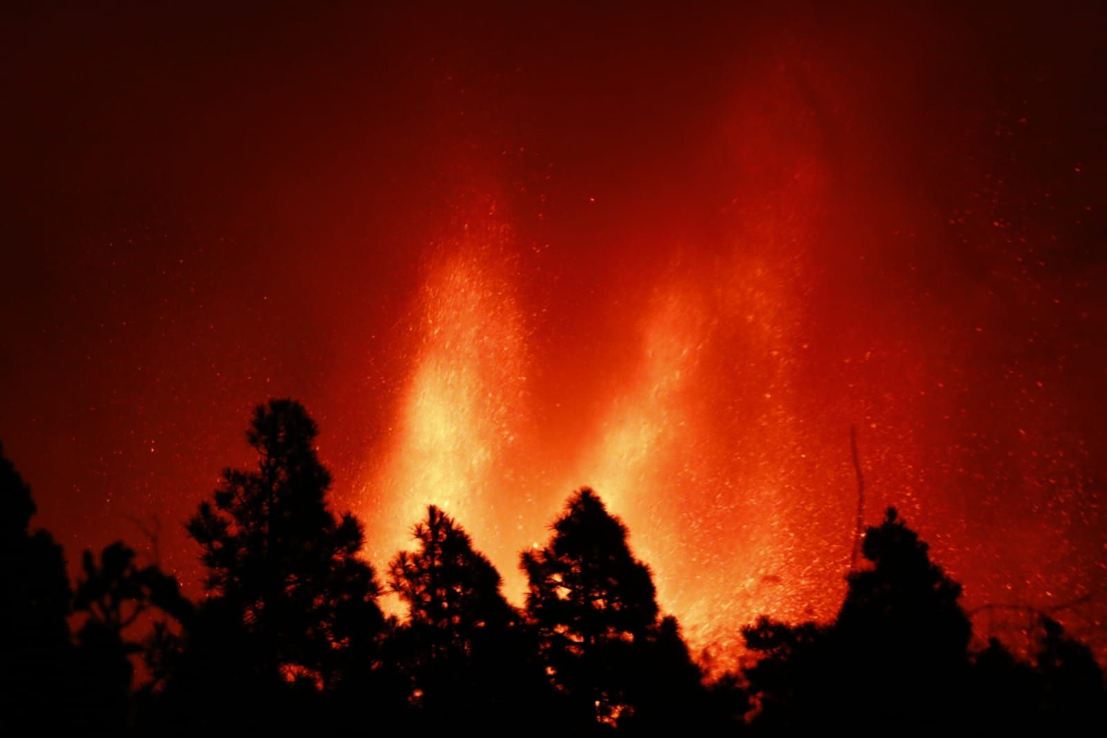 Erupción volcánica: la lava de noche