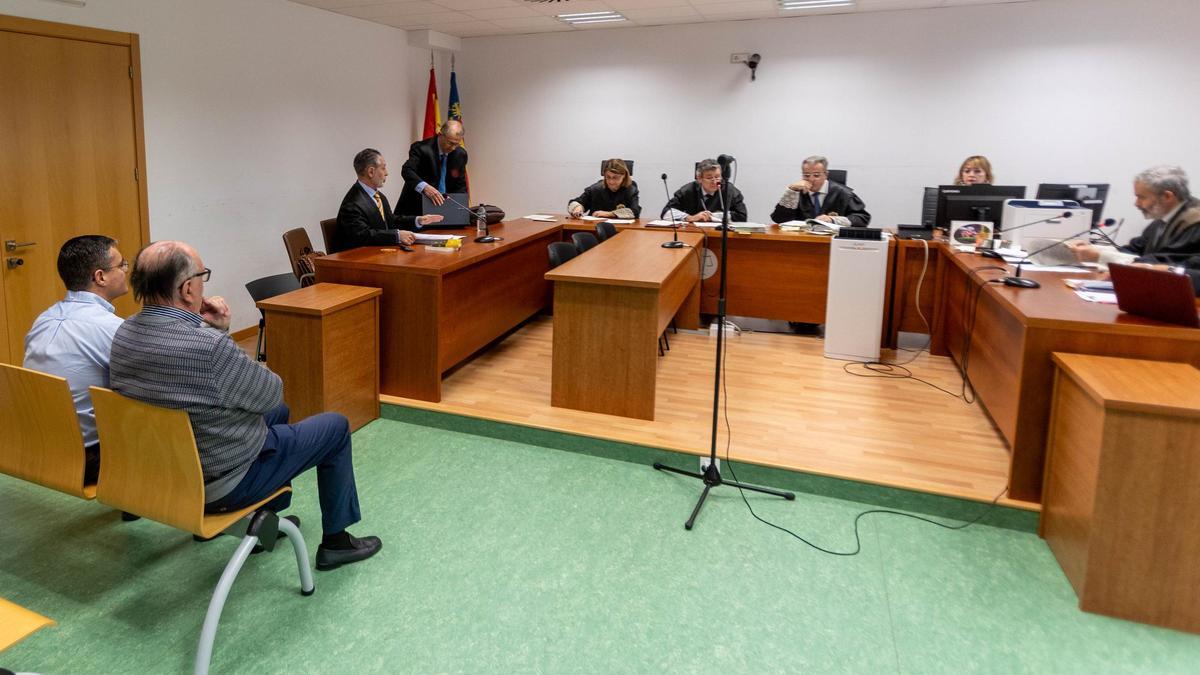 El jefe de Recursos Humanos y el exedil de Cementerios en la sala de vistas de la Audiencia de Alicante.