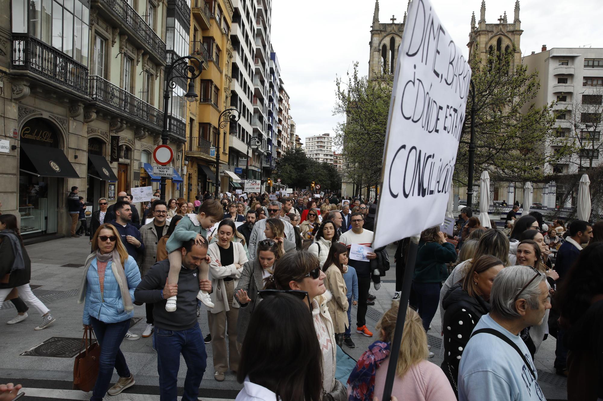 En imágenes: Los sanitarios se manifiestan en Gijón al grito de "no queremos más dinero, queremos mejores condiciones laborales"