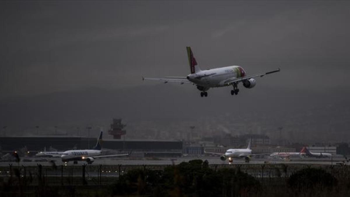 Un avión de pasajeros aterriza en la terminal 1 del aeropuerto de Barcelona-El Prat.