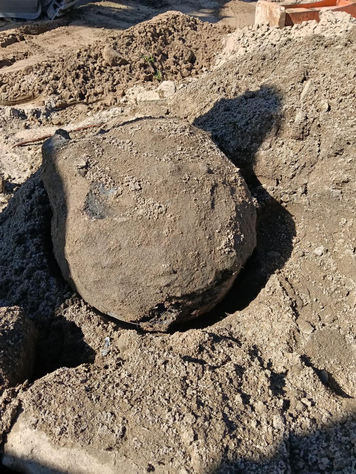 La mina napoleònica trobada a la platja de Roses durant unes obres