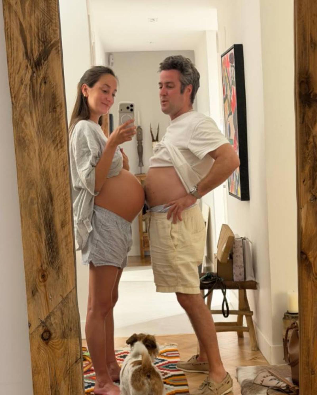 Lucía Pombo y su marido compartiendo embarazo
