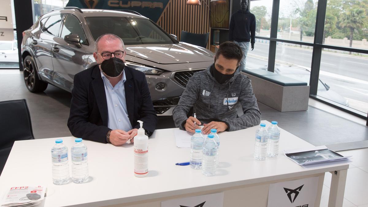 La firma del acuerdo tuvo lugar en Vistahermosa, en las instalaciones de Automóviles Sala Rodríguez.