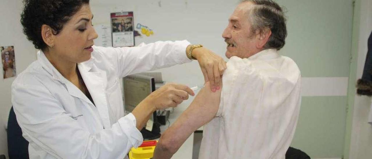 Un vecino se vacuna en el Centro de Salud de Cangas cuando se inició esta última campaña. // Santos A.