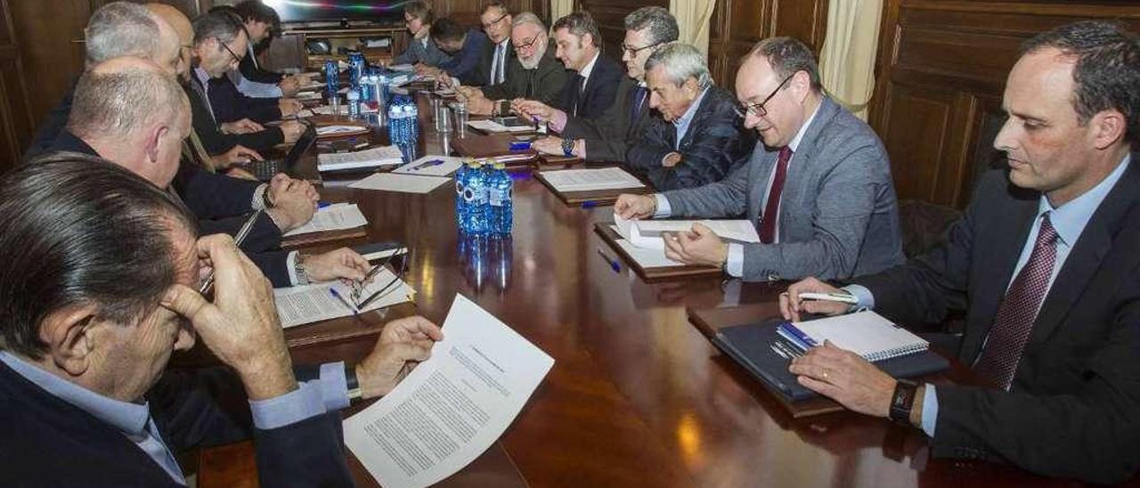 Asistentes a la reunión celebrada ayer por la Mesa de Trabajo del PIF. // Cristina Graña