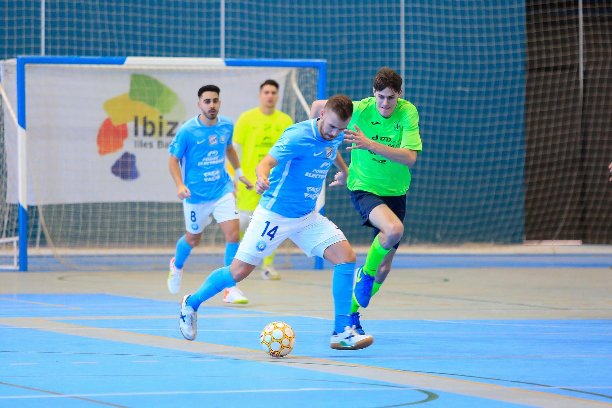 Partido entre la UD Ibiza-Gasifred y el Escola Pía