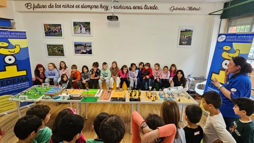 Alumnos del colegio Veneranda Manzano, durante la visita a la exposición.