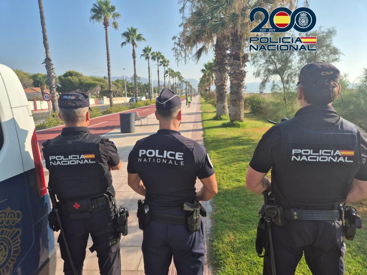 Agentes de la Policía Nacional y de la Police Nationale francesa patrullan a pie por las calles de Castelló.