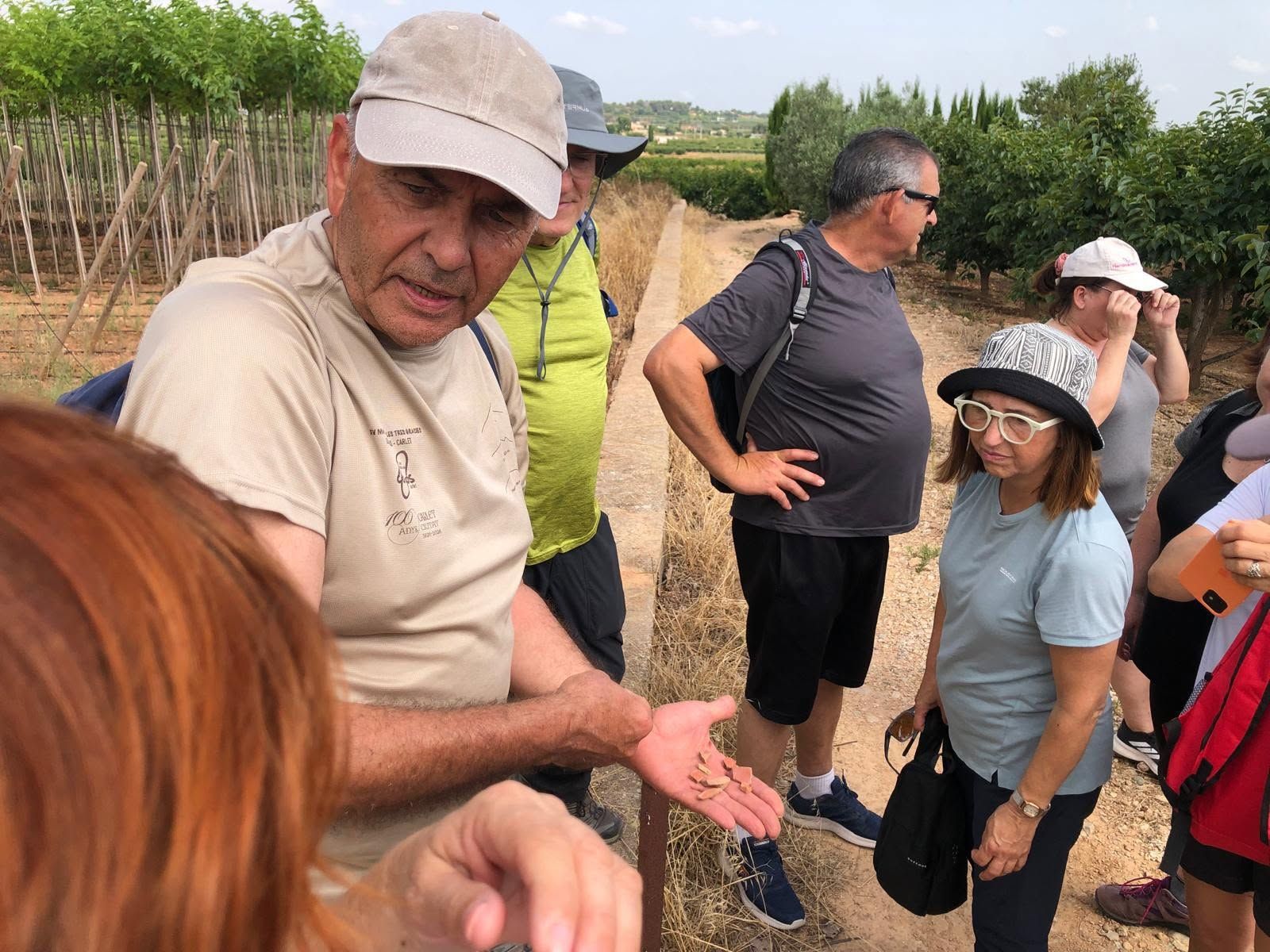 Àngel Arbona muestra restos cerámicos encontrados recientemente en la caminata por el camino de Xàtiva.