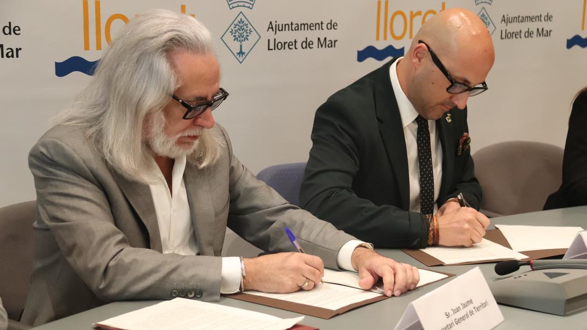 El secretari general de Territori, Joan Jaume, i l'alcalde de Lloret de Mar signen el conveni per construir habitatge de protecció oficial al municipi