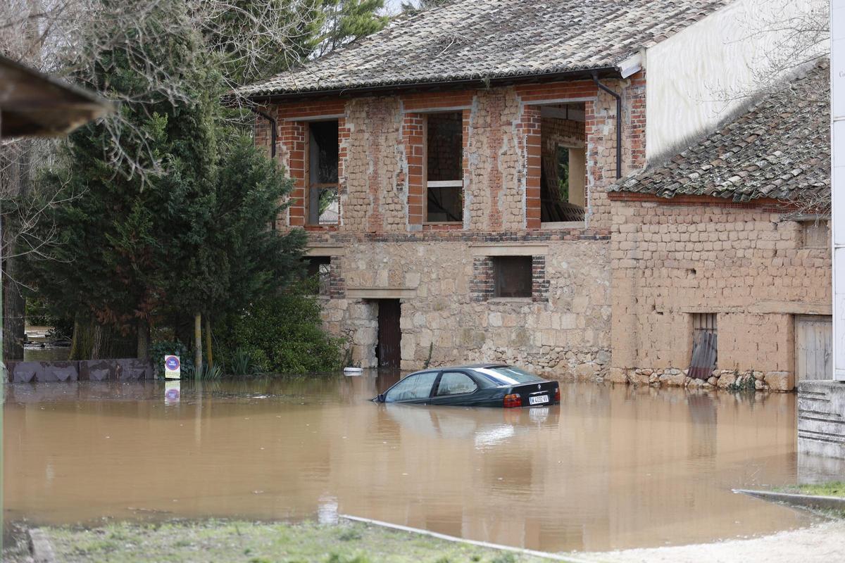 Un coche atrapado por las inundaciones del Duero en San Esteban de Gormaz (Soria), esta semana.
