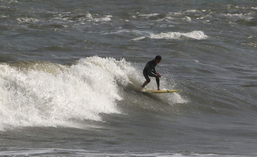 Temporal de viento y olas en las playas de Málaga