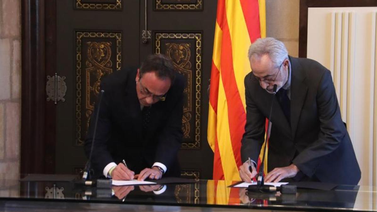 El presidente del Parlament, Josep Rull, y el presidente del Consell d'Informació de Catalunya, Josep Carles Rius.