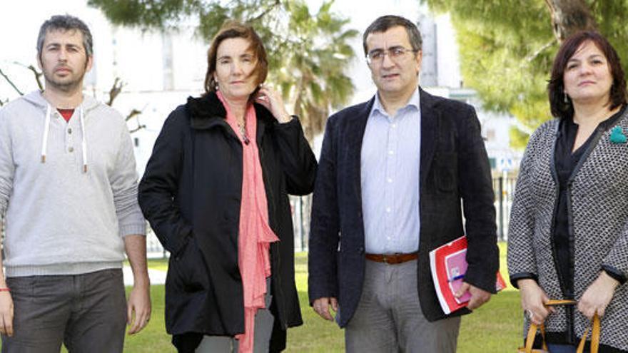 Jordi Escudero, Joana Maria Mas, Antoni Morante y Antònia Serra posan en los jardines de este diario.