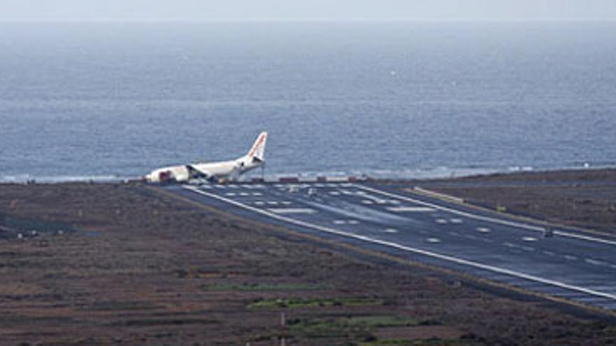 Se sale un avión de la pista en el aeropuerto de Lanzarote