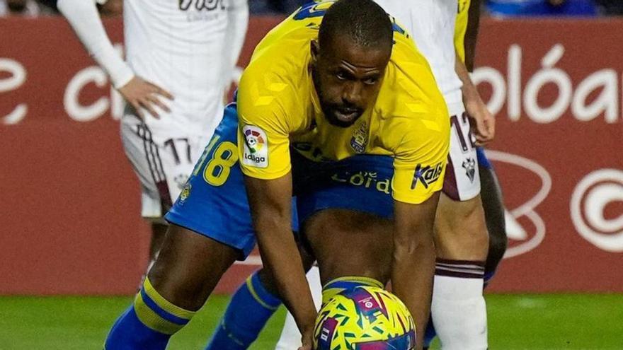 Sidnei Rechel recoge el balón tras anotar el 1-1 contra el Albacete.