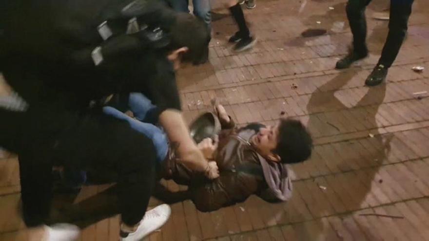 Jóvenes bogotanos conquistan la calle de noche con música y cacerolas en mano