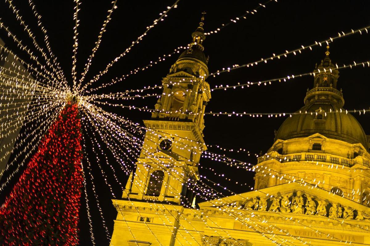 La navidad llega a la Plaza de San Esteban frente a la Basílica