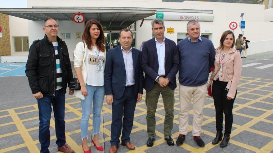 El secretario general del PSOE, José Luis Ruiz Espejo, con el alcalde de Benalmádena, Víctor Navas, el parlamentario andaluz, Javier Carnero, y varios ediles del PSOE.