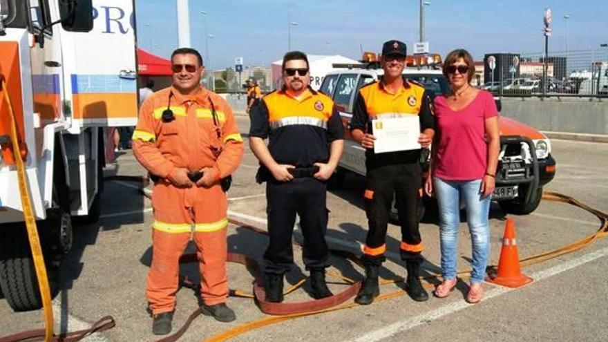 Protección Civil de Tavernes recibe un premio por su labor en el incendio de Carcaixent