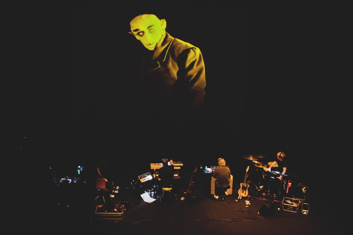 Los amigos de los animales interpretando 'Nosferatu'.