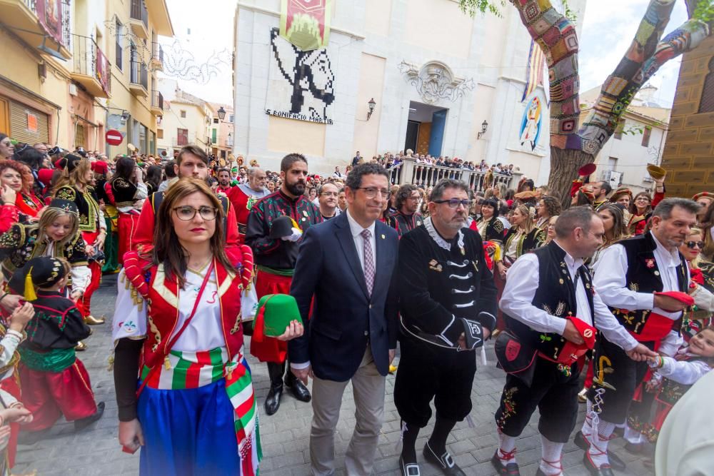 Las diez comparsas acompañan al santo en su tradicional bajada ante miles de vecinos que aguardan con emoción su paso