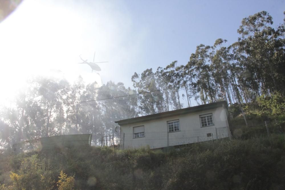 Un incendio cerca de casas desata la alarma en Vilaboa