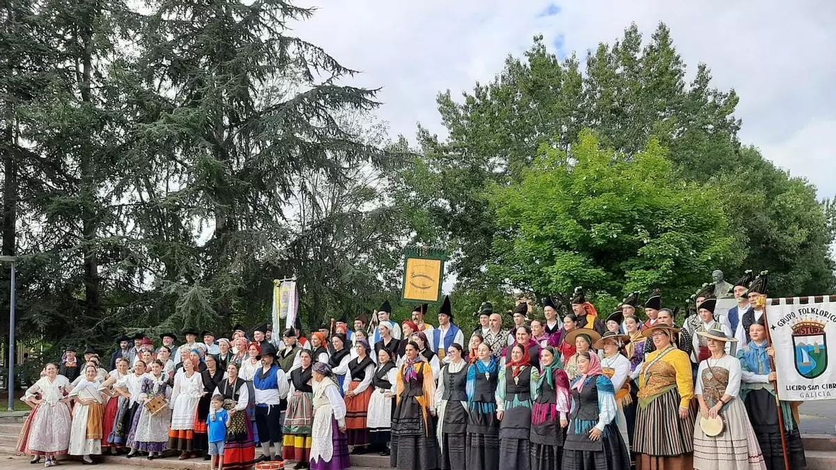 Lugones vibra con el folclore por Santa Isabel