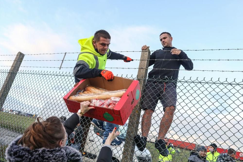 Reparten víveres a los camioneros confinados en un aeropuerto