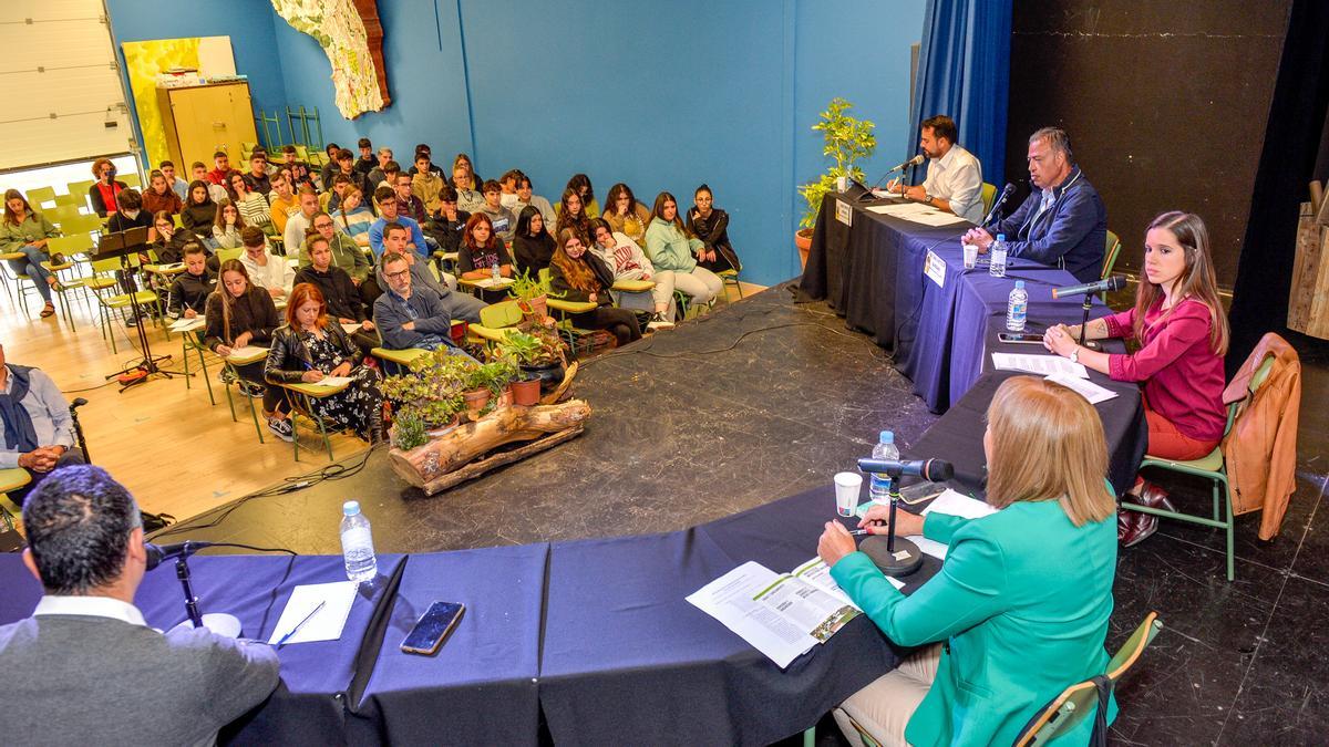 El alumnado del IES San Mateo atendiendo en la mesa redonda