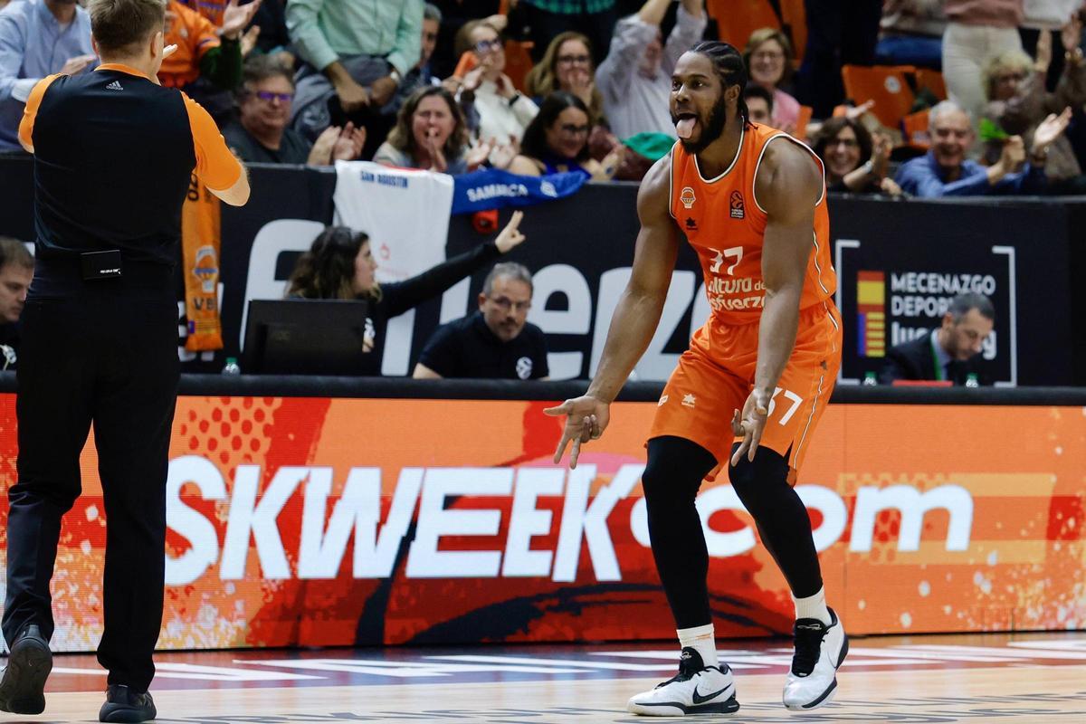 Celebración de Semi Ojeleye, autor de 14 puntos y 4 rebotes ante el Anadolu Efes