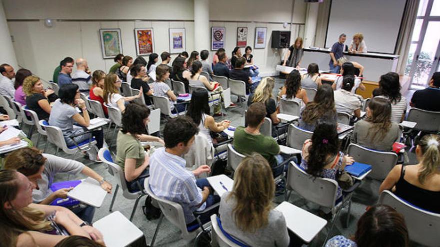 Els aspirants iniciant les proves a l&#039;Escola Oficial d&#039;Idiomes de Girona, ahir al matí.