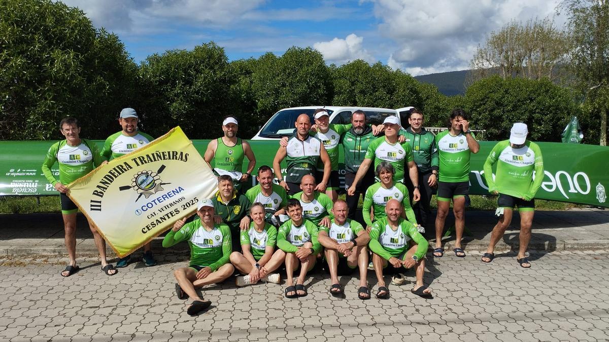 Tripulación de veteranos de Samertolaméu, con Sonia Boubeta (abajo, segunda por la izqda).