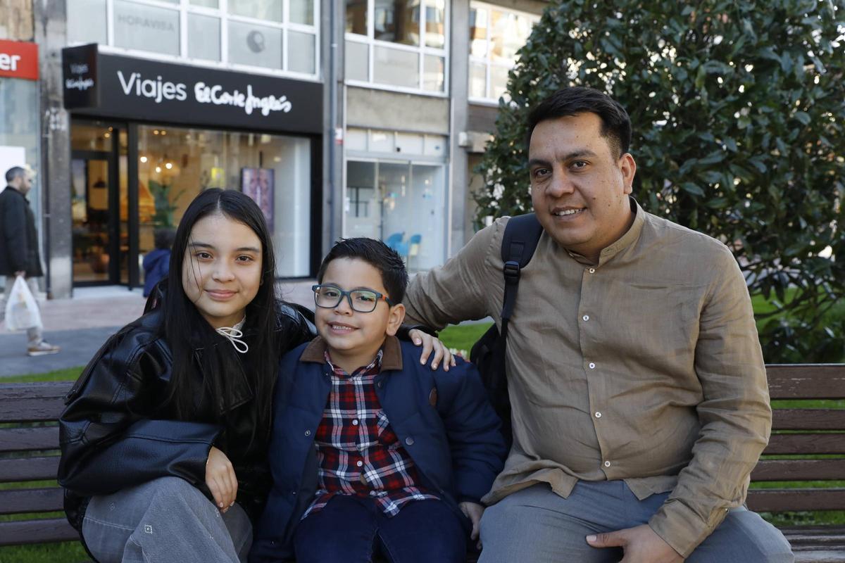 Freddy Gallo Camejo, con sus hijos Sara y Thomas.