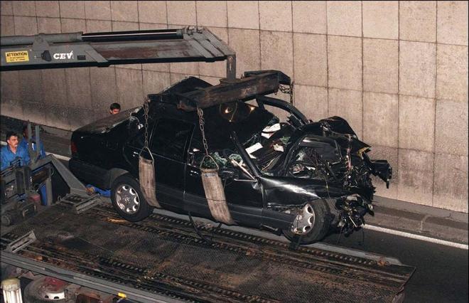 El coche de Lady Di destrozado tras su accidente mortal