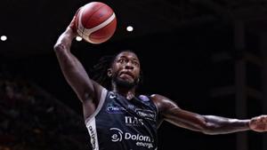 Myles Cale da la victoria al Trento con un tiro increble sobre la bocina