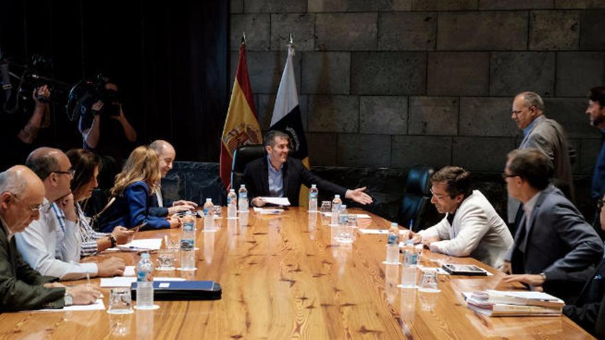 Una reunión de los presidentes de los cabildos con el presidente del Gobierno de Canarias, Fernando Clavijo.