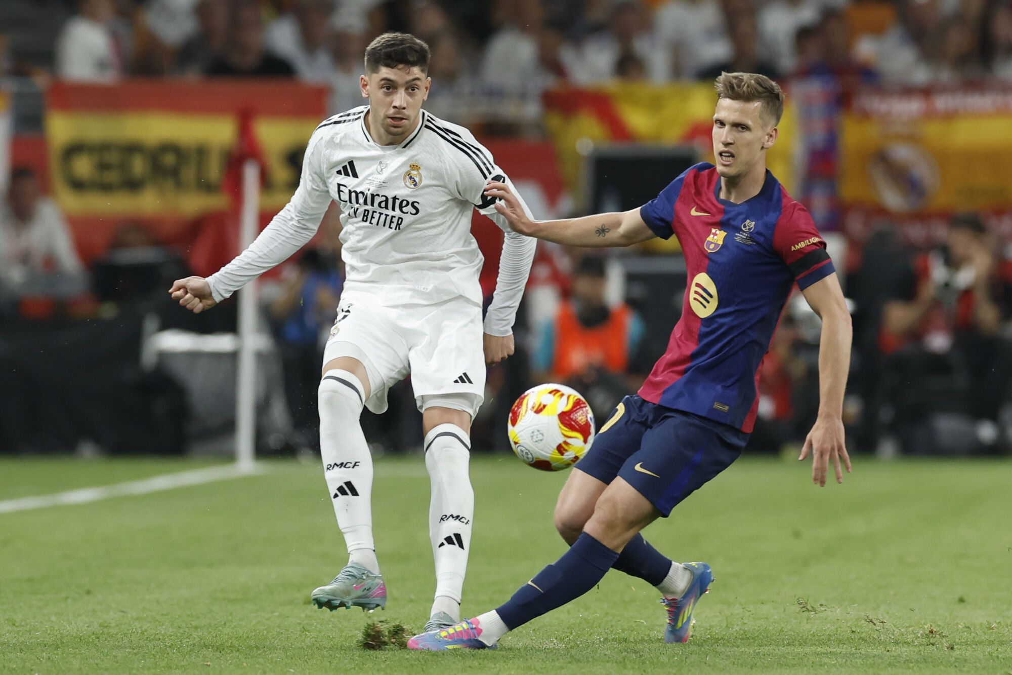 SEVILLA, 26/04/2025.- El centrocampista uruguayo del Real Madrid, Federico Valverde (i), disputa el balón ante el centrocampista del FC Barcelona, Dani Olmo, durante el encuentro correspondiente a la final de la Copa del Rey que disputan hoy sábado Real Madrid y FC Barcelona en el estadio de La Cartuja, en Sevilla. EFE / Julio Muñoz.