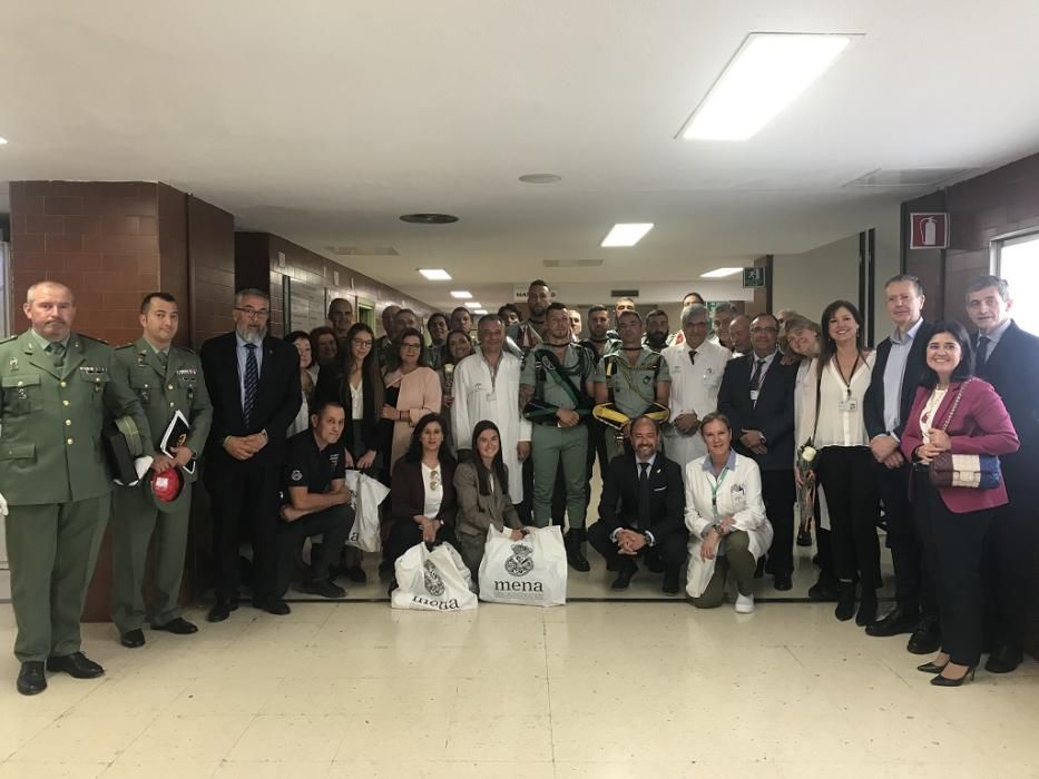 Legionarios en el Hospital Materno junto a los niños.