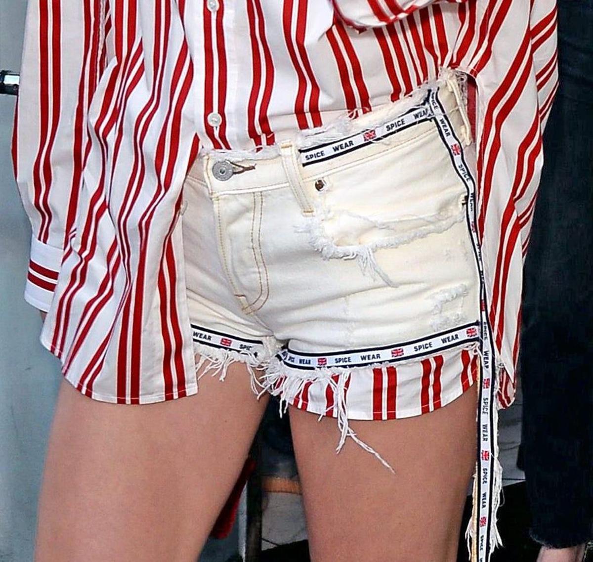 Deja que tu camisa sobresalga de tus shorts como Kendall Jenner